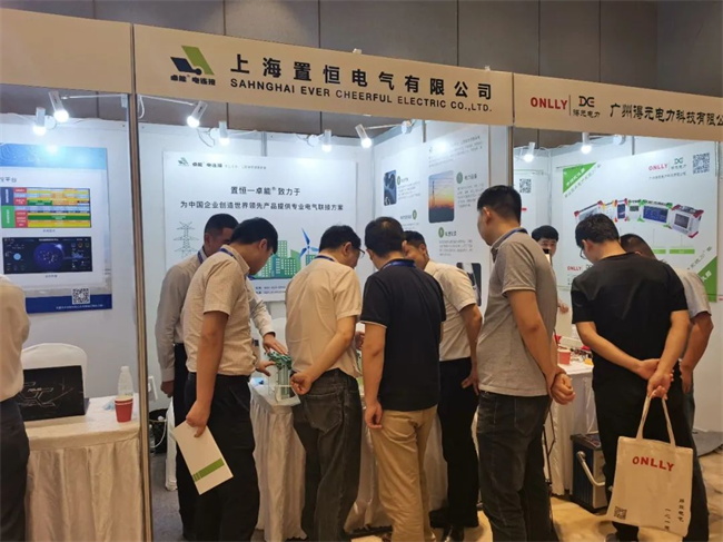 　置恒向行业专家领导介绍产品